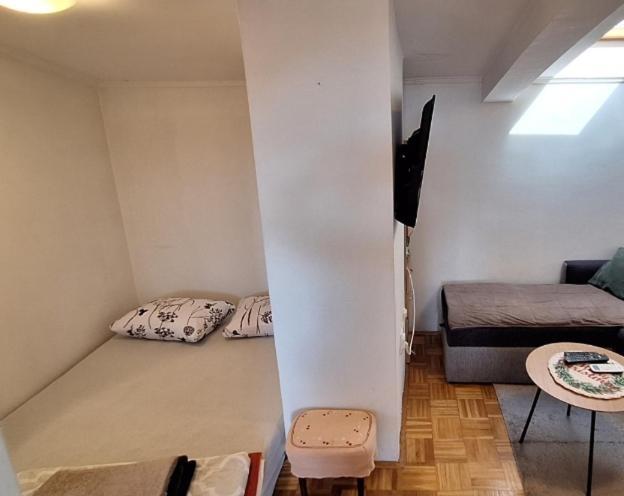 Apartman Ellye Lukavica Exterior foto